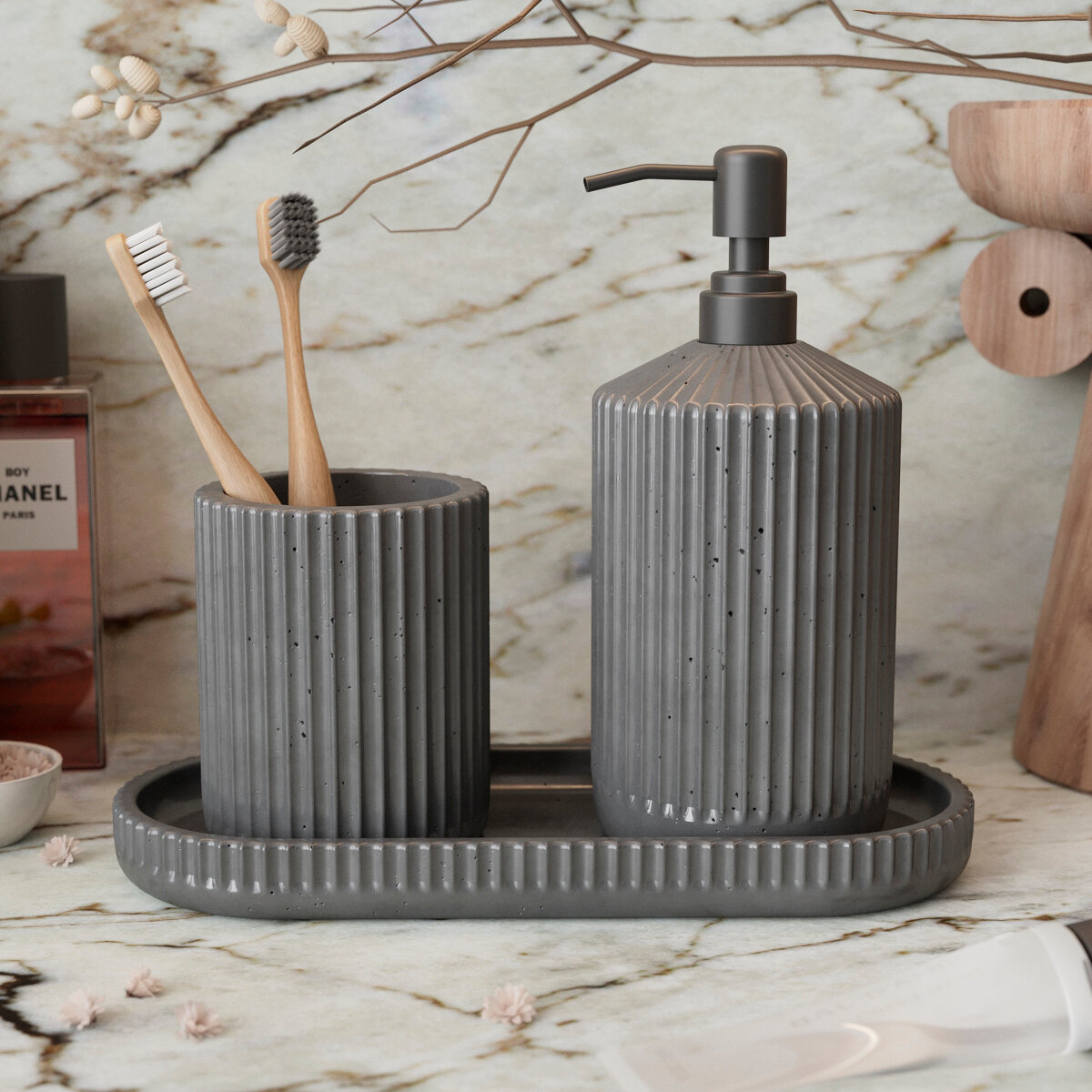 фото Набор для ванной комнаты Chloe 02 (поднос 26х11 см, стакан, дозатор для жидкого мыла с черной помпой), бетон, белый матовый