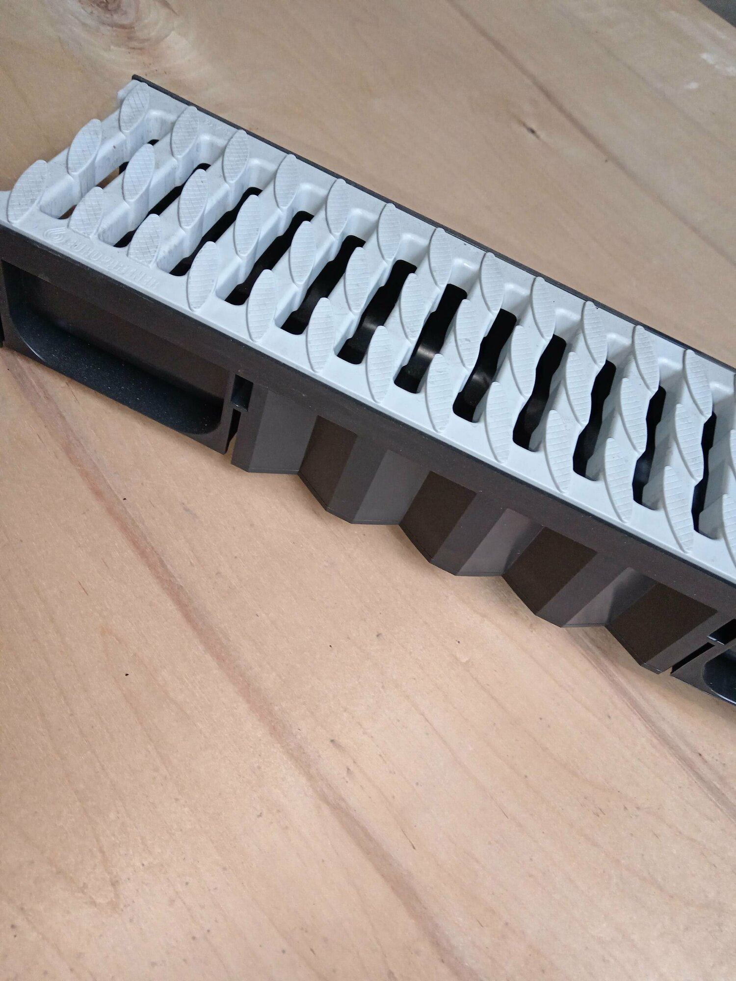 Лоток пластиковый Европартнер Light DN100 1000x134x80 мм с серой пластиковой решеткой кл. A15