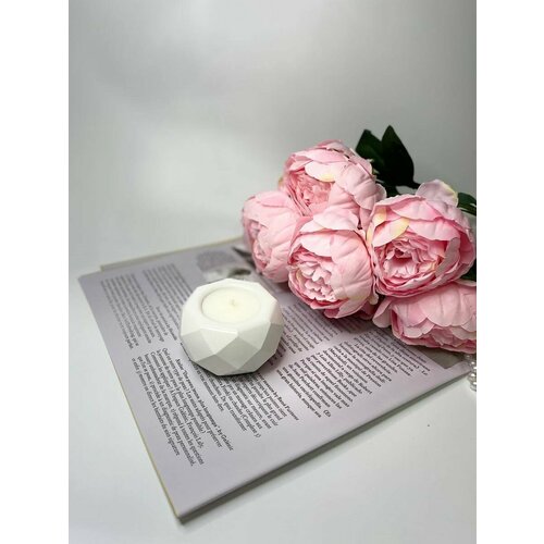 Аромасвеча Табак-Бергамот в подсвечнике из гипса.