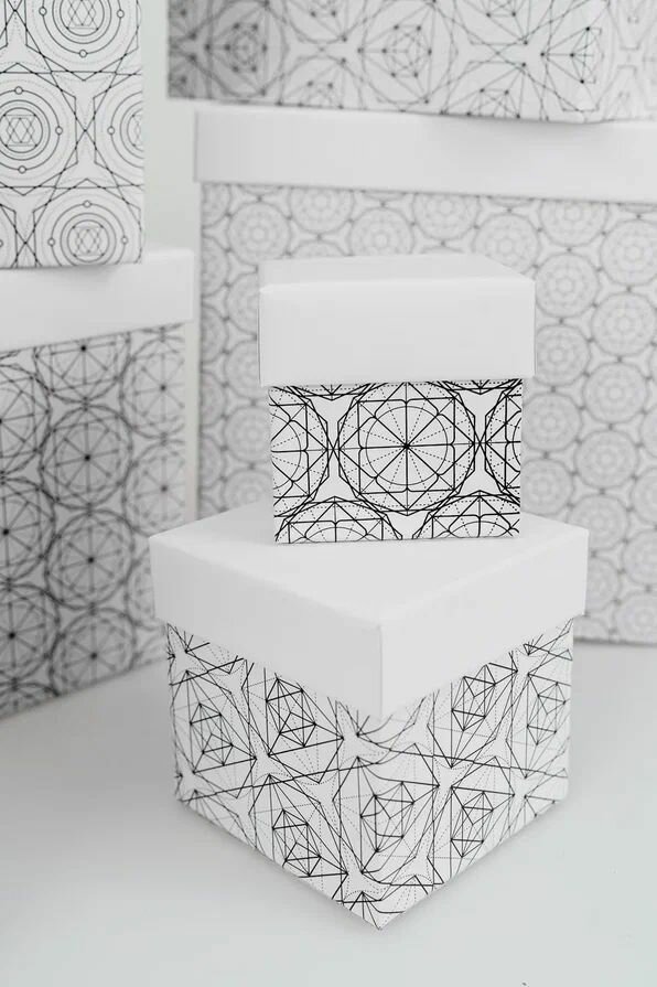 Подарочная коробка Cartonnage Набор из 10 квадратных коробок 8 х 8 х 8 - 26 х 26* х 26 см "Геометрия". Черный, белый