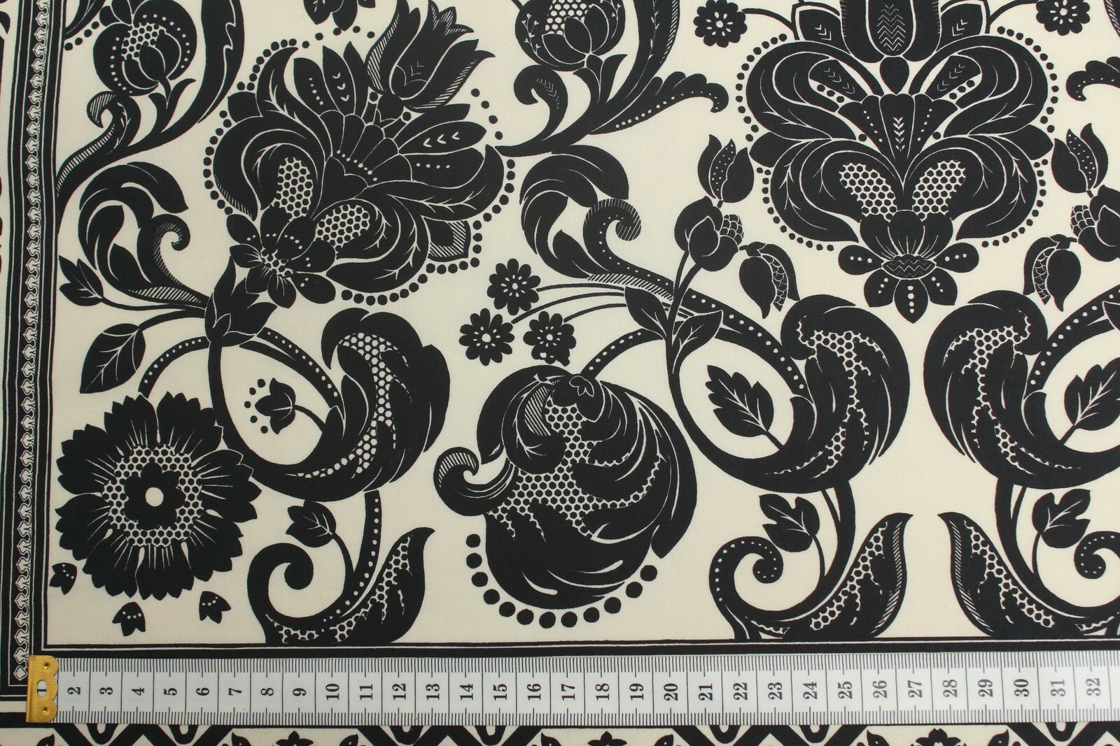 Ткань Хлопок стрейч Gucci с черным орнаментом, 140 г/пм, ш134см, 0,5 м