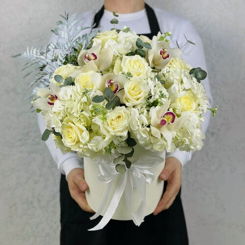 Изображение товара Белоснежный микс цветов в коробке. Rybe-flowers.