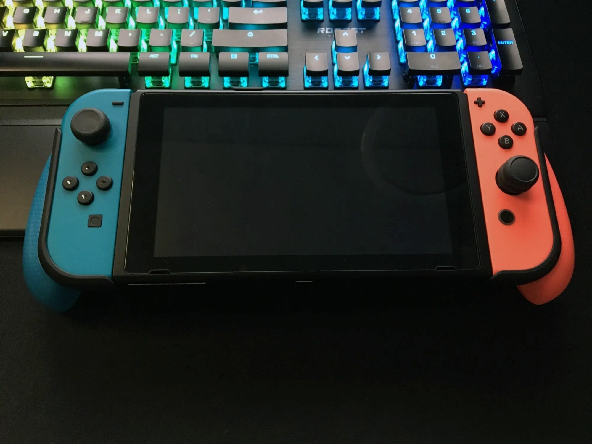 Защитный чехол Skull & Co. NeoGrip для Nintendo Switch/Switch OLED c 3 сменными ручками, красно-синий — фото 1