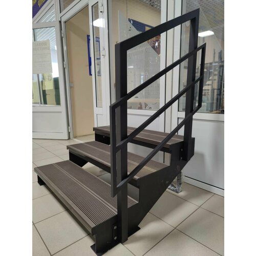 Лестница -крыльцо 3 ступени, с ступенями ДПК, ограждение справа.