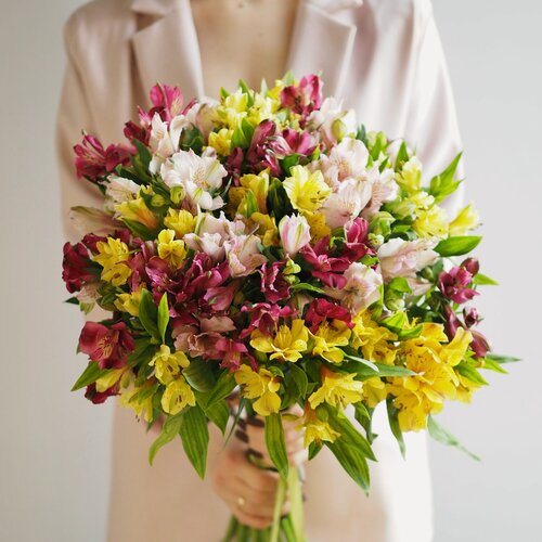 Изображение товара Букет Яркое Признание из 19 штук ярко-розовой, желтой и белой альстромерии
