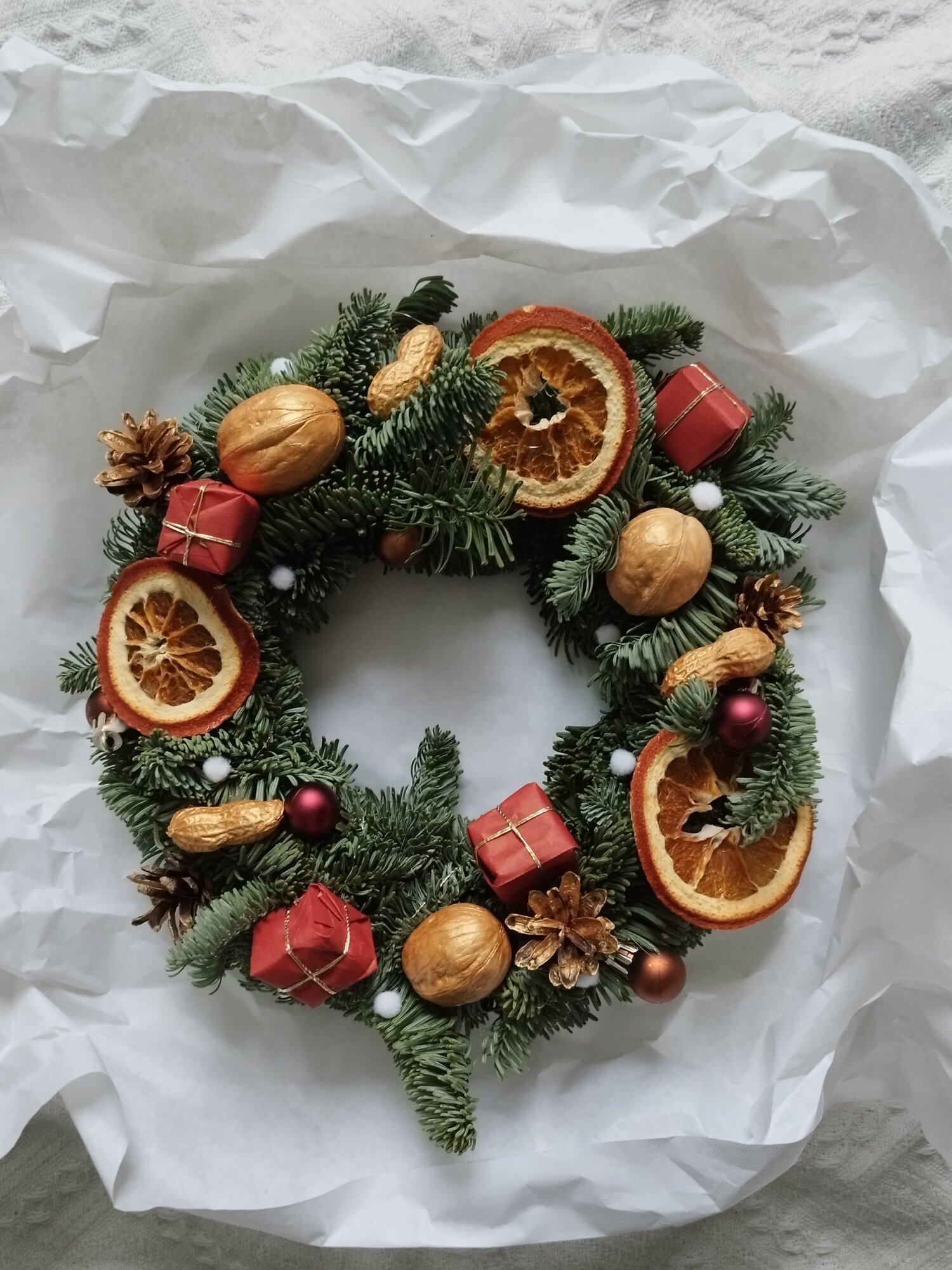 Рождественский венок из пихты Нобилис (декор шишки игрушки орехи) размер 30см