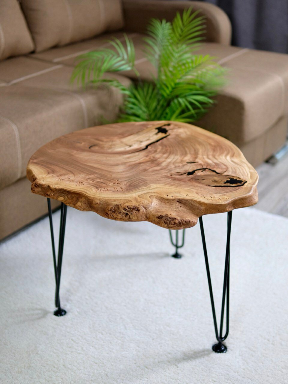 фото Стол журнальный из слэба и эпоксидной смолы