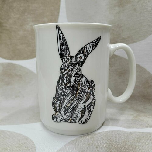 Кружка фарфоровая подарочная 415 мл для чая и кофе Внимательный кролик