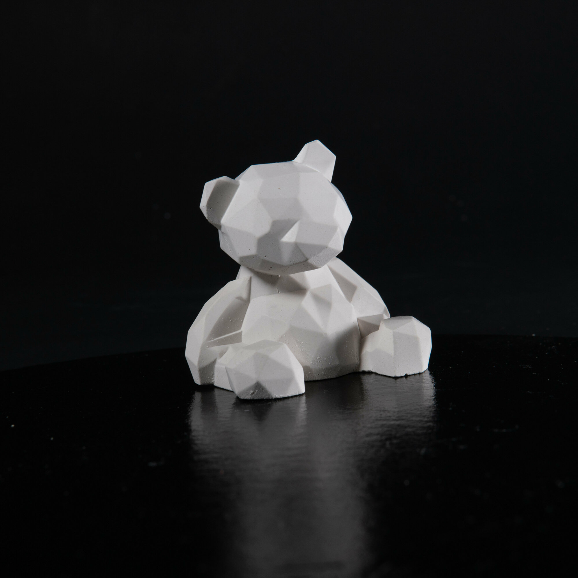 Медведь кубический статуэтка для интерьера сидит на столе из гипса без лака
