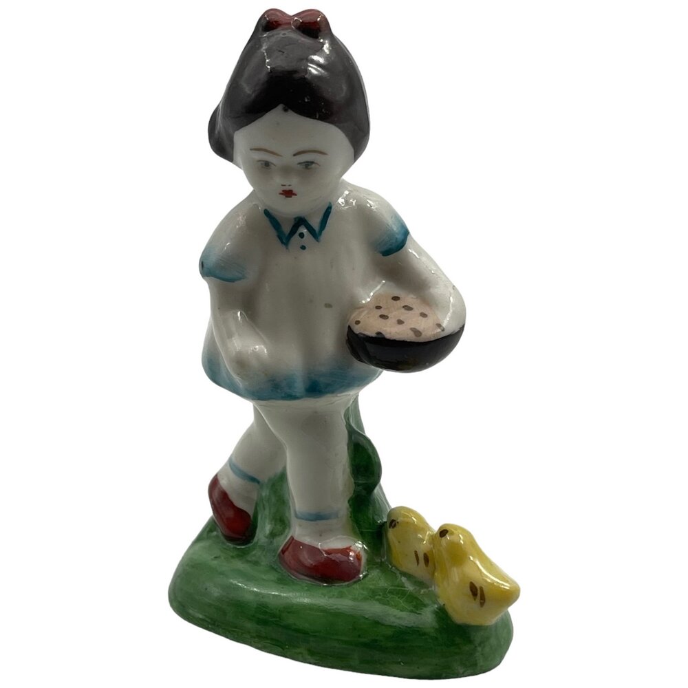 фото Фарфоровая статуэтка "Девочка в белом кормит цыплят" 1942-1960 гг. Райпромкомбинат Бронницы, СССР