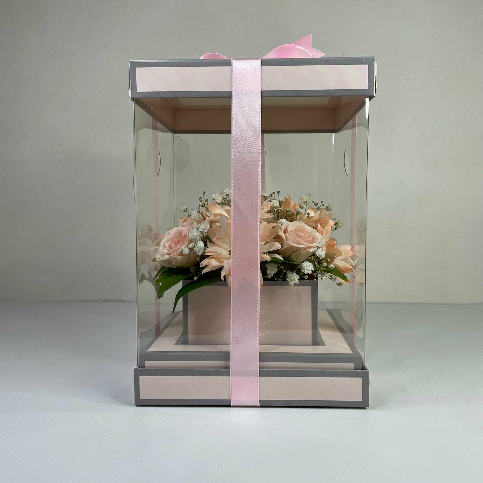 Роза и хризантема Бакарди в подарочной коробке Персик