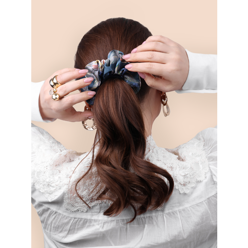 Широкая шелковая резинка для волос Лазоревый цветок в темно-бирюзовом цвете от Mollen