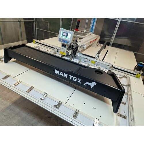 Стол-полка на торпеду для грузового автомобиля MAN TGX Черная экокожа Волны 9576₽