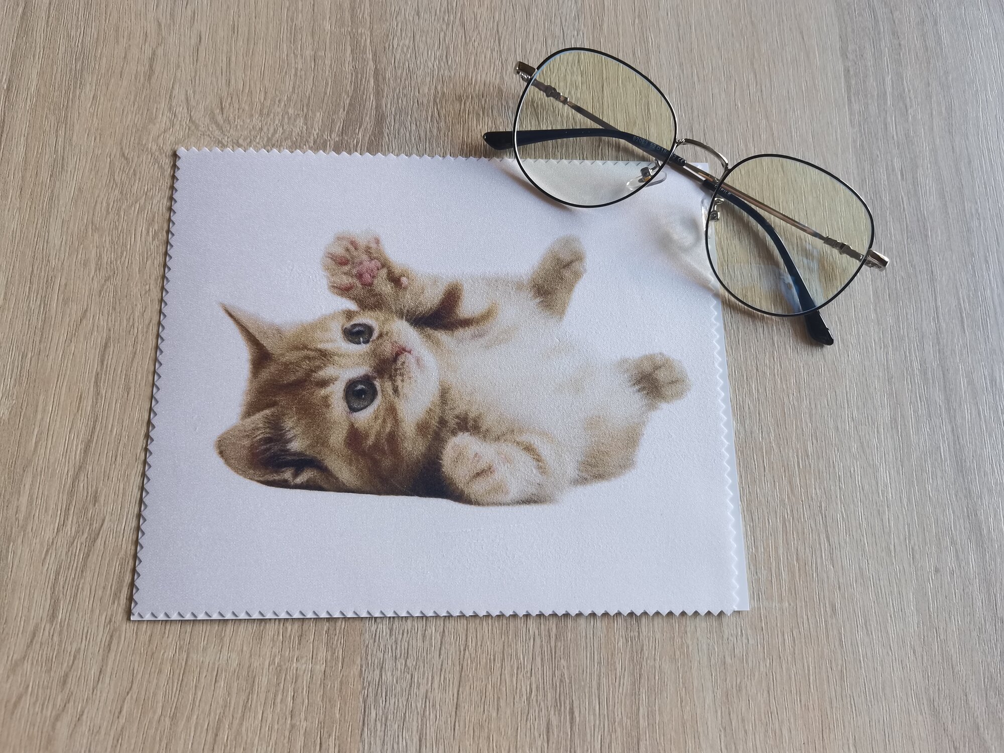Салфетка для очков Котенок на белом фоне