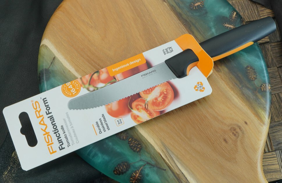 Кухонный нож для томатов Fiskars Functional Form Tomato Knife 110 мм — фото 1