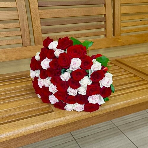 Изображение товара Живые цветы букет роз микс нежно-розовых и красных роз 51 шт. 40 см.