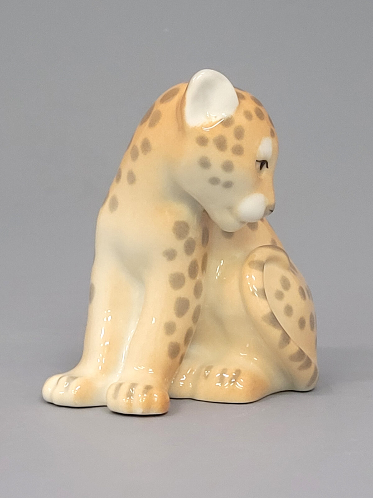 Фарфоровая скульптура Маленький леопард, Императорский фарфоровый завод — фото 1