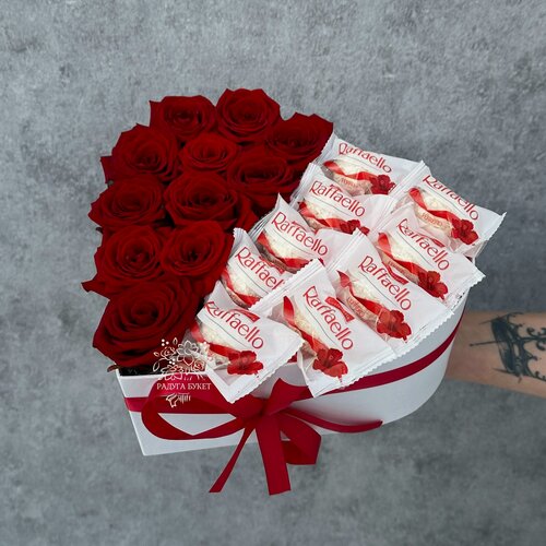 Изображение товара Композиция сердце из роз и Raffaello / Арт. 5690 / Радуга Букет