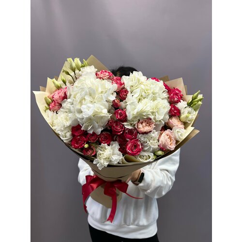 Букет с белыми Гортензиями, эустомой и кустовыми розами