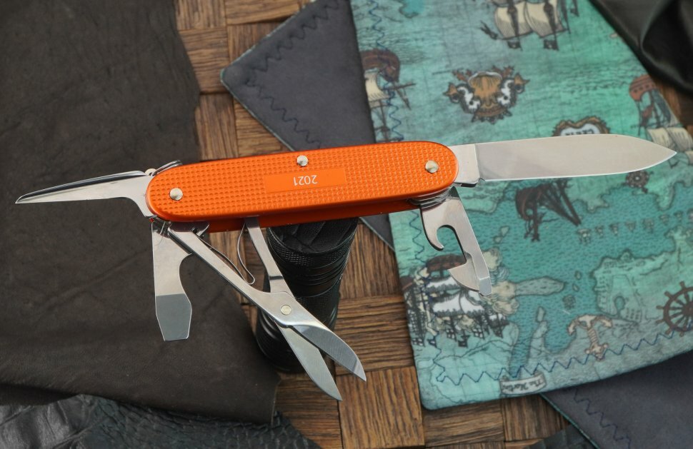 Складной нож Victorinox Pioneer X, 9 функций, 93мм, оранжевый - фото №17