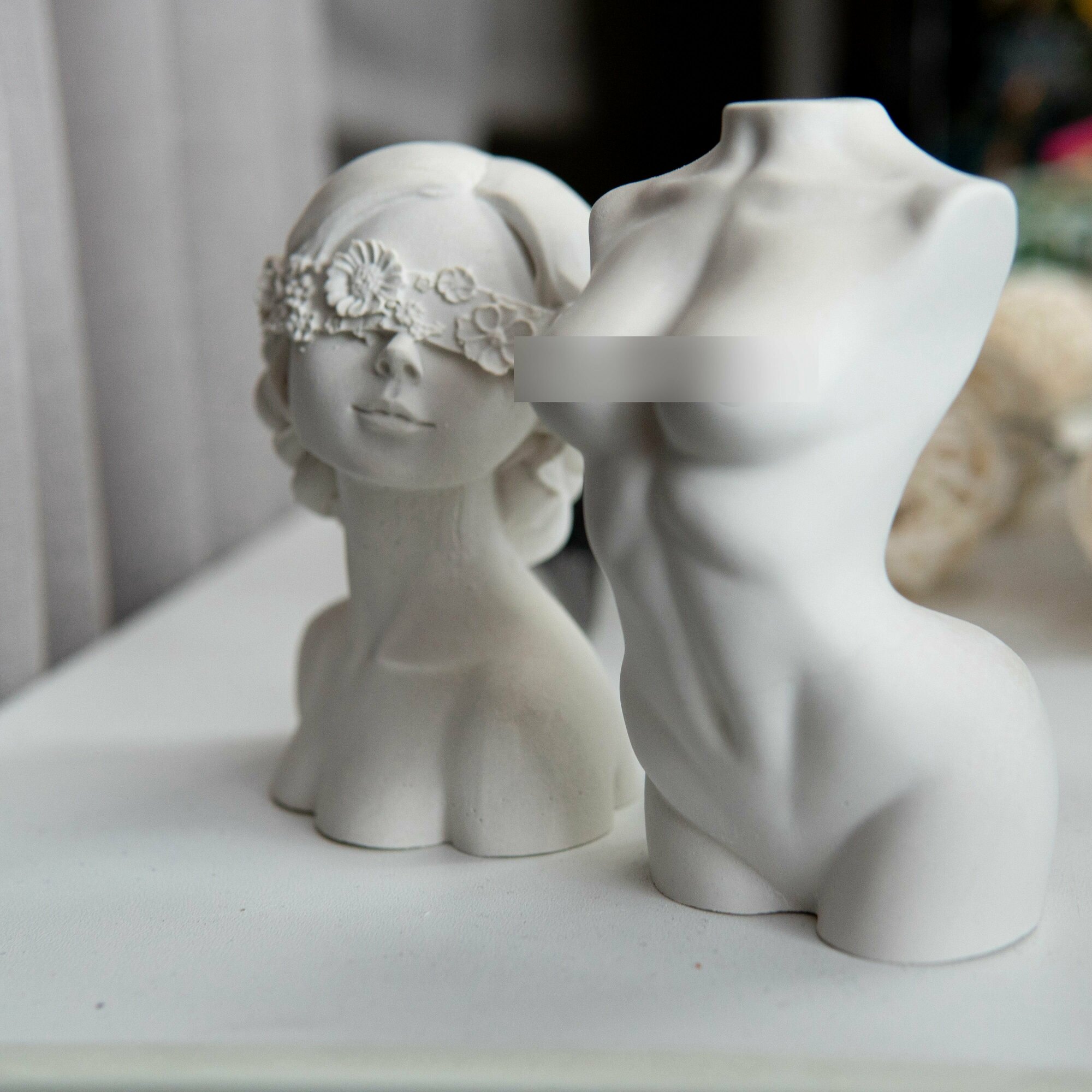 Две статуэтки из гипса лакированные. Девушка с цветком на глазах и обнаженный торс статуэтки для интерьера