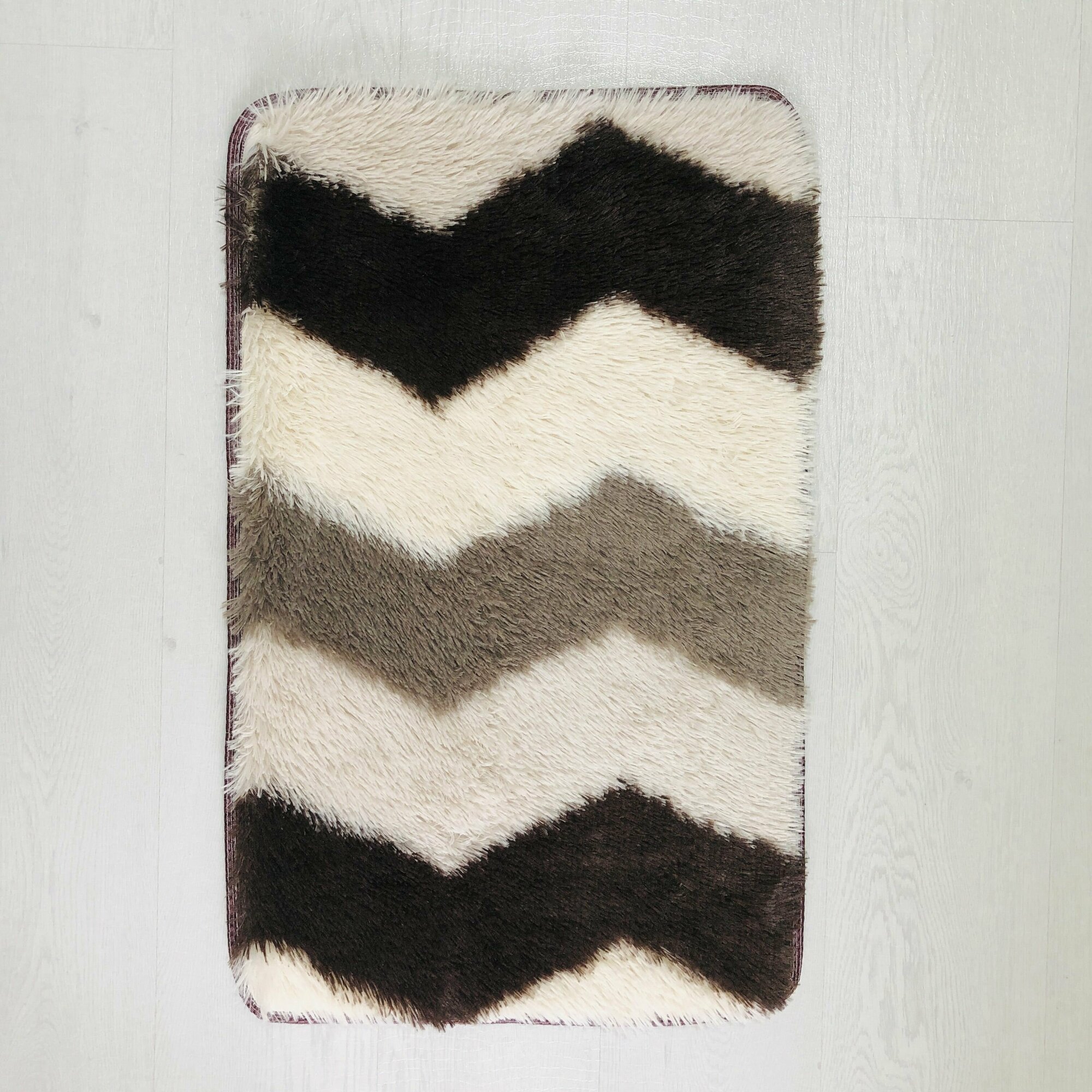 фото Коврик прикроватный / Ковер пушистый / Ковер на пол 50х80 / Прикроватный коврик / Ковер коричневый зиг-заг / Коврик в спальню / Коврик для ванной