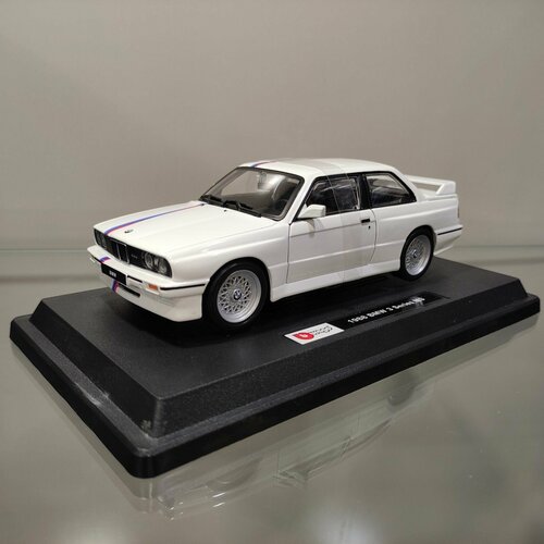 Коллекционная модель автомобиля BMW M3 (E30) белого цвета в масштабе 1:24 сертификат на аренду автомобиля bmw 840i cabrio в подарочной упаковке