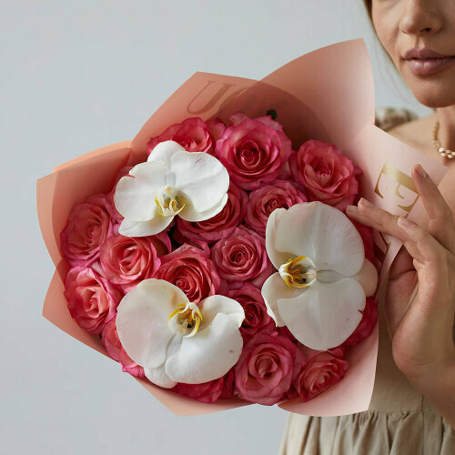 Букет живых цветов, розовые розы и орхидеи 19 шт.