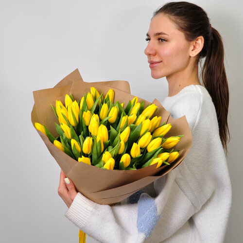 Охапка ярких желтых тюльпанов, 49 штук