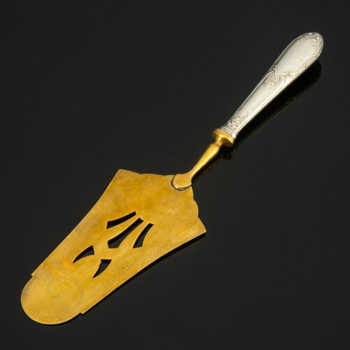 Лопатка для торта украшенная растительным декором на черенке металл 9100₽