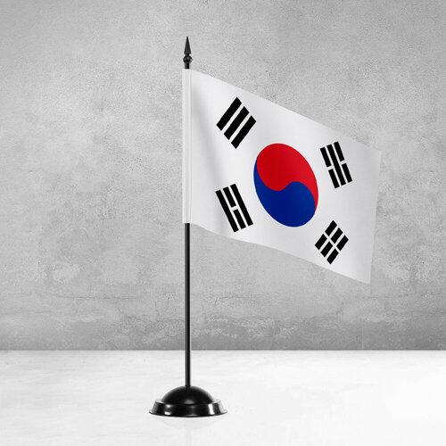 Настольный флаг Южной Кореи на пластиковой черной подставке флаг настольный флажок южной кореи 22 х 14 см без подставки