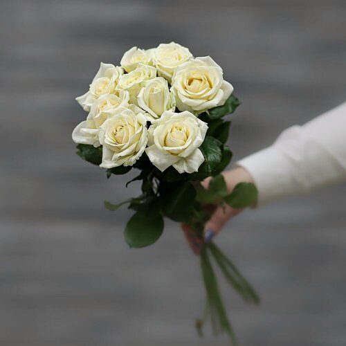 Изображение товара Букет живых цветов из 9 белых роз (Россия) с лентой 50 см