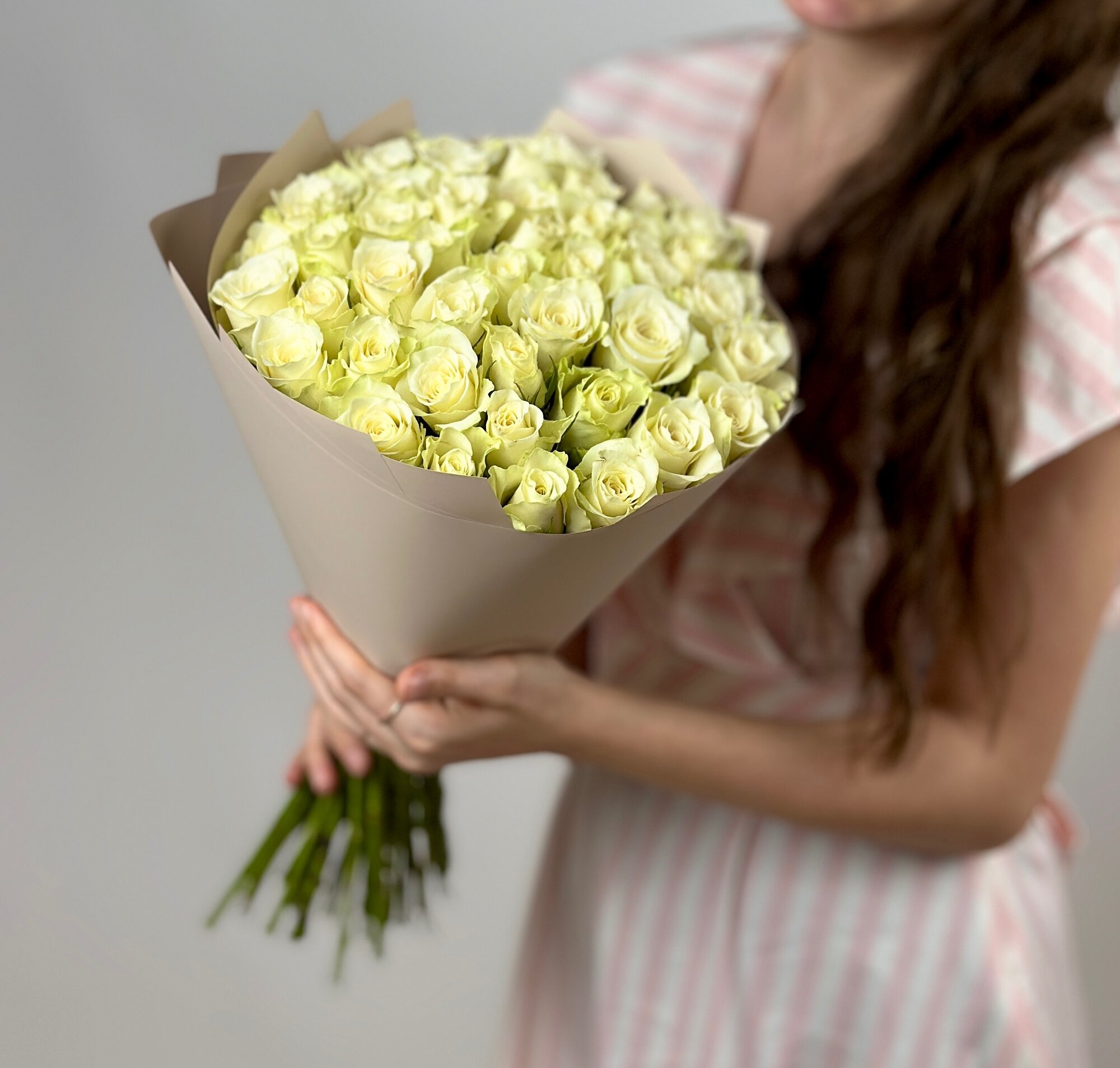 Букет цветов из 45 белых роз Кения