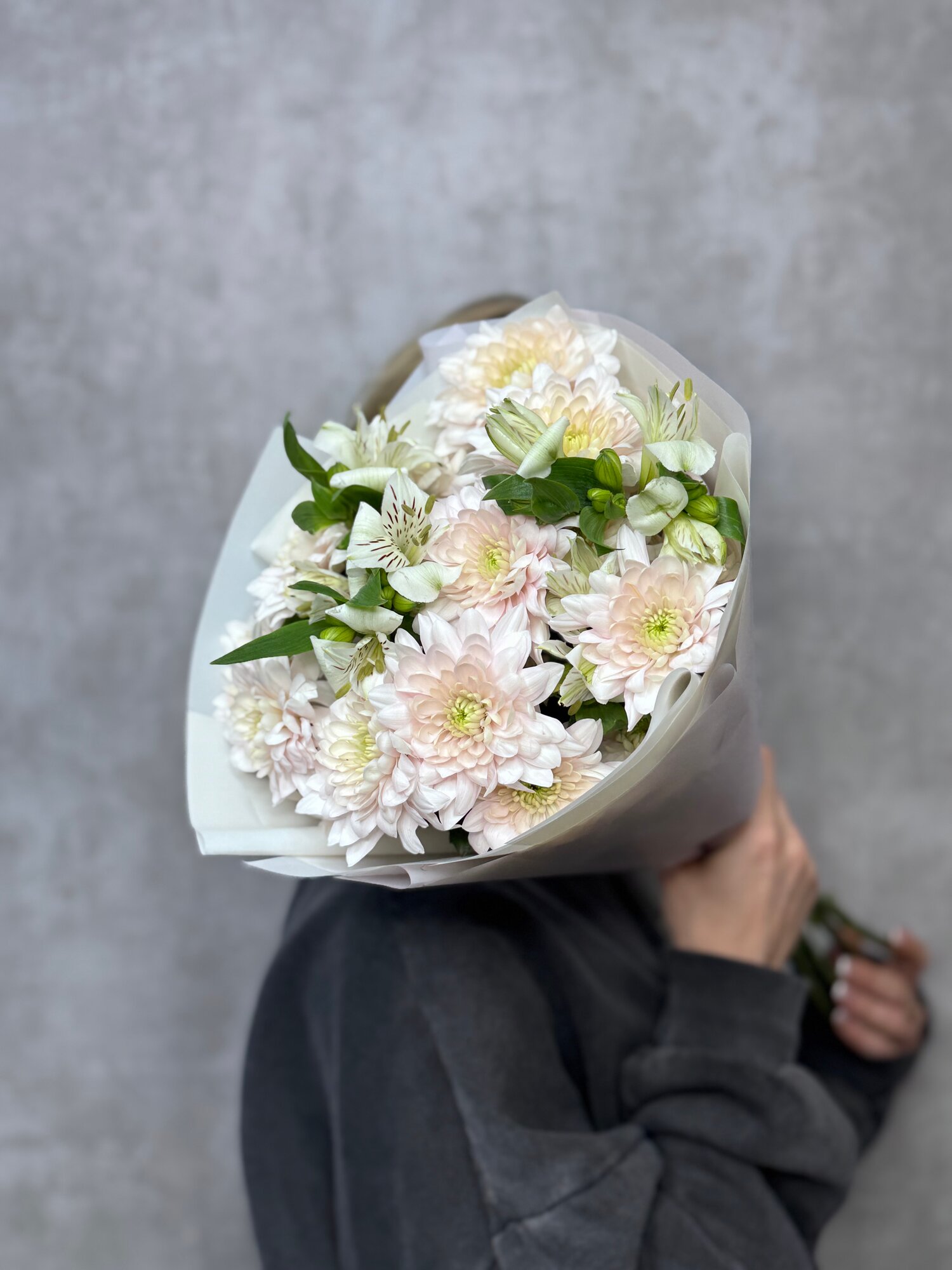 Монобукет A&G Flowers, с хризантемами и альстромерией, высота 40см, 5 цветов