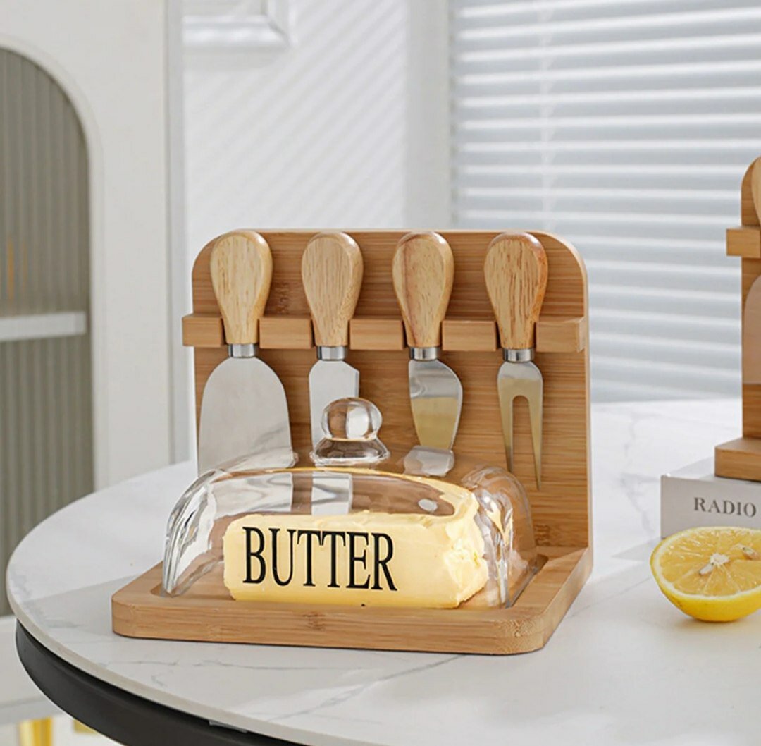 Деревянный набор для масла и десертов со стеклянной крышкой и столовыми приборами.