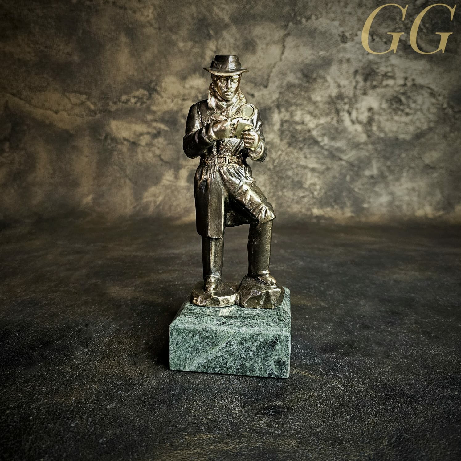 Статуэтка"Сыщик" бронза