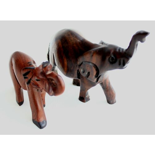 Слоники из Африканского дерева ироко. Малави.