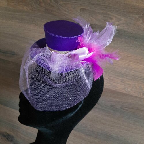 Заколка для волос шляпка-кабаре фиолетовая с розовыми перьями перьями шляпка с вуалью и перьями zhaki черная