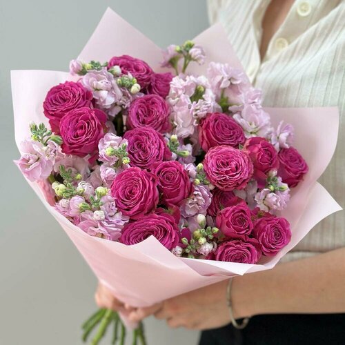 Розовый букет из кустовых пионовидных роз и маттиолы