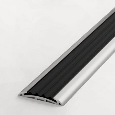 Изображение товара Противоскользящая накладка на ступени Лука ПС08-1, длина 2,7 м, алюминиевая анод серебро 01л, вставка из ПВХ черная 470