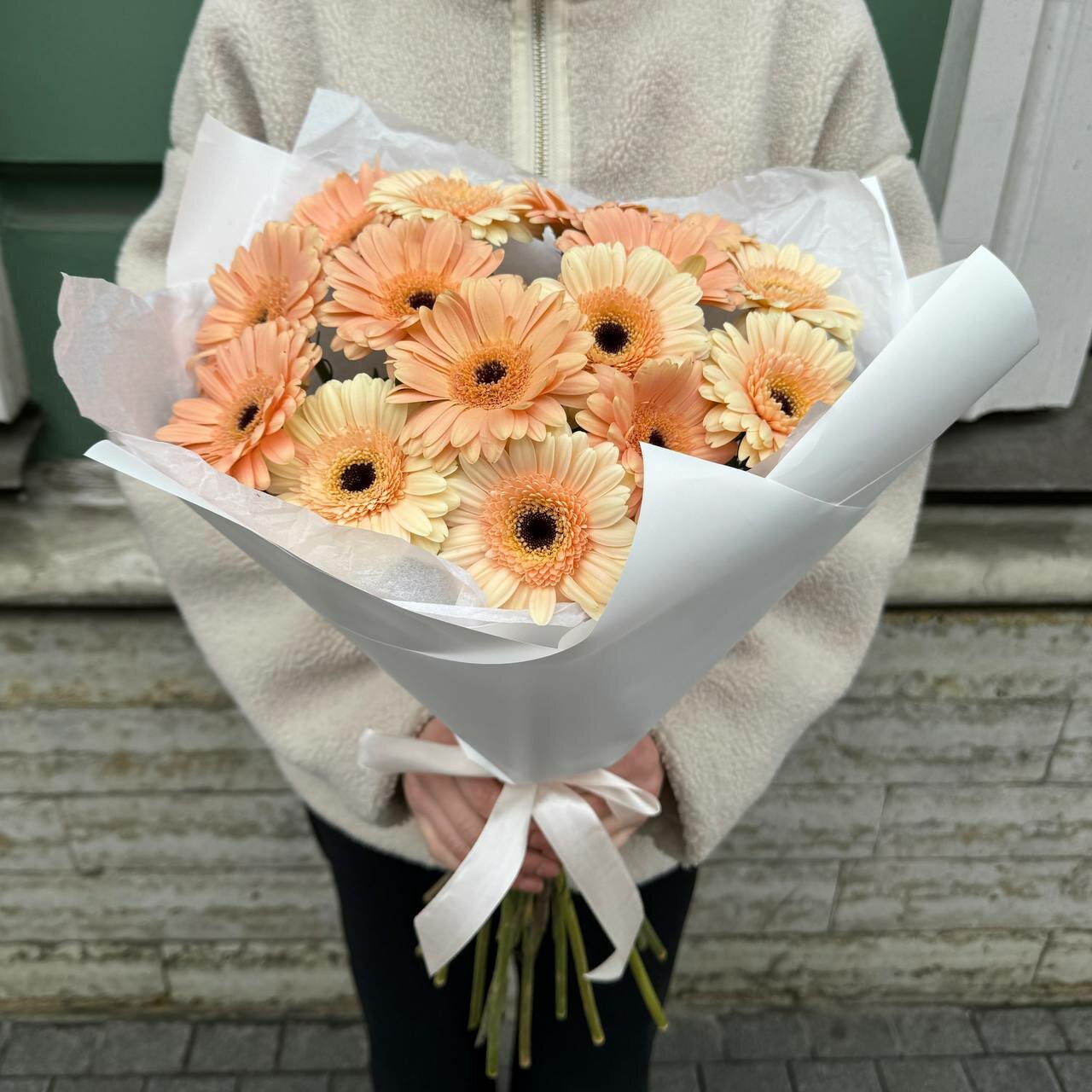 Букет из 15 персиковых гербер мини (моно 102)\ букет живых цветов — фото 1