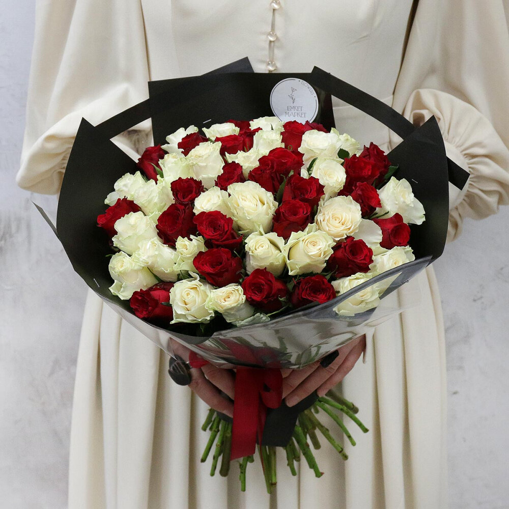 Букет живых цветов из 51 розы - красное белое 40см от Букет Маркет