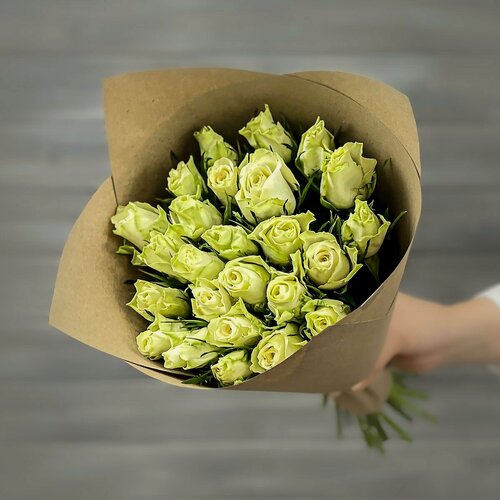 Изображение товара Букет живых цветов из 13 белых роз 38см в крафте от Букет Маркет