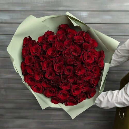 Изображение товара Букет живых цветов из 51 красной розы в упаковке Эквадор 60 см