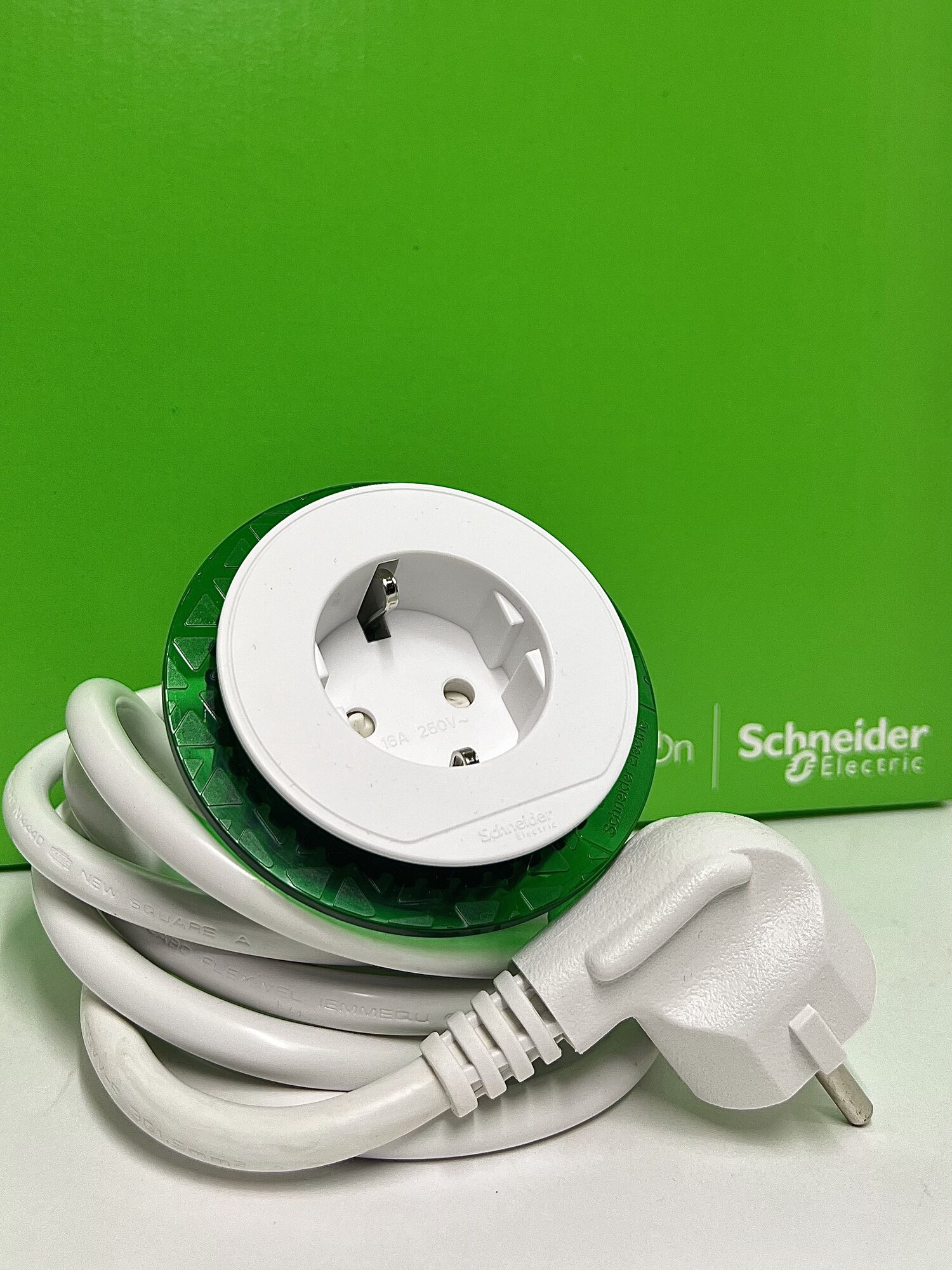 Блок розеточный встраиваемый в стол 1x (2К+З) Schneider Unica System+ INS44000 скрытый монтаж белый