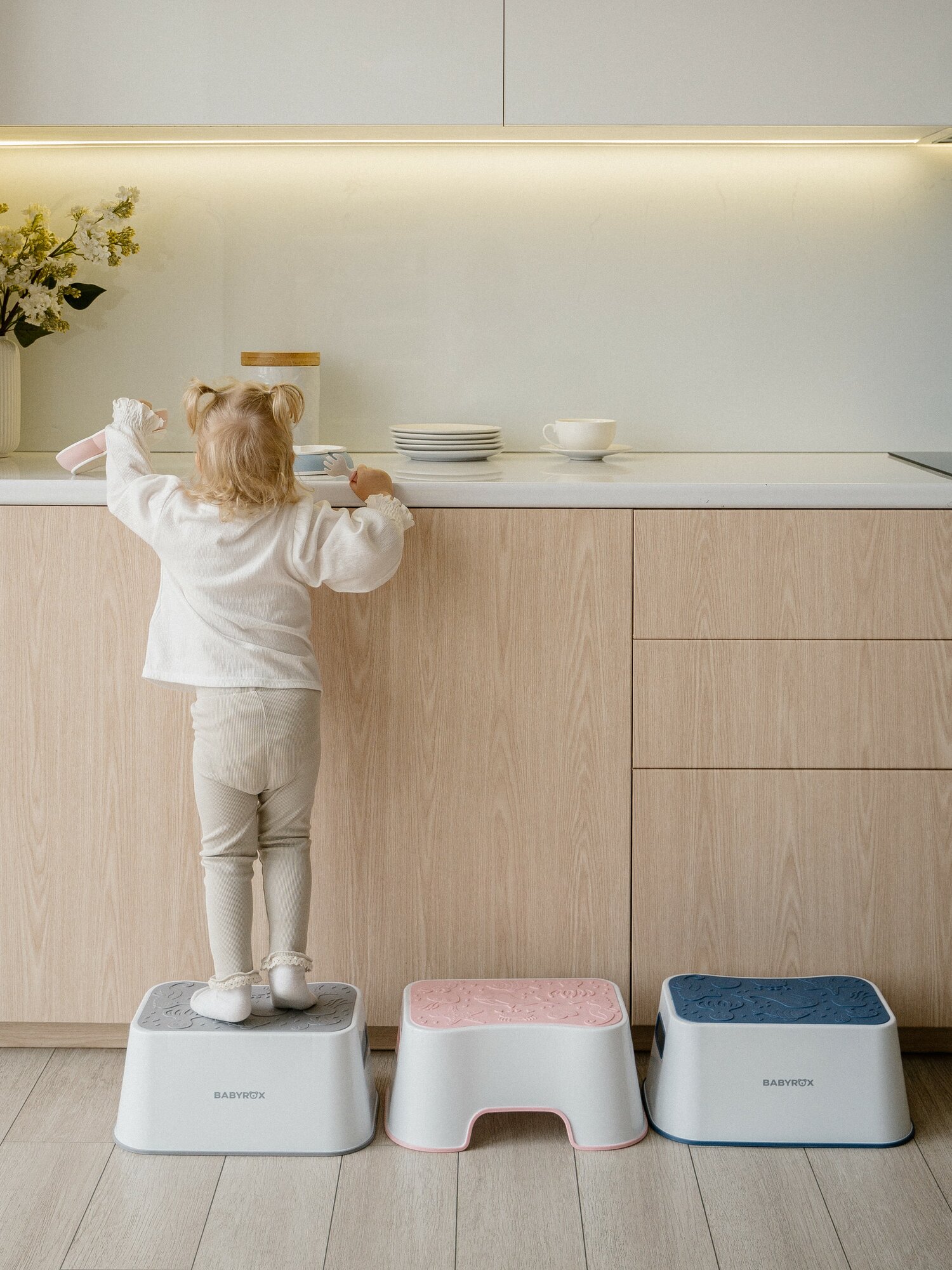 Стульчик-подставка BABYROX, до 100 кг, нескользящий, белый/серый — фото 1