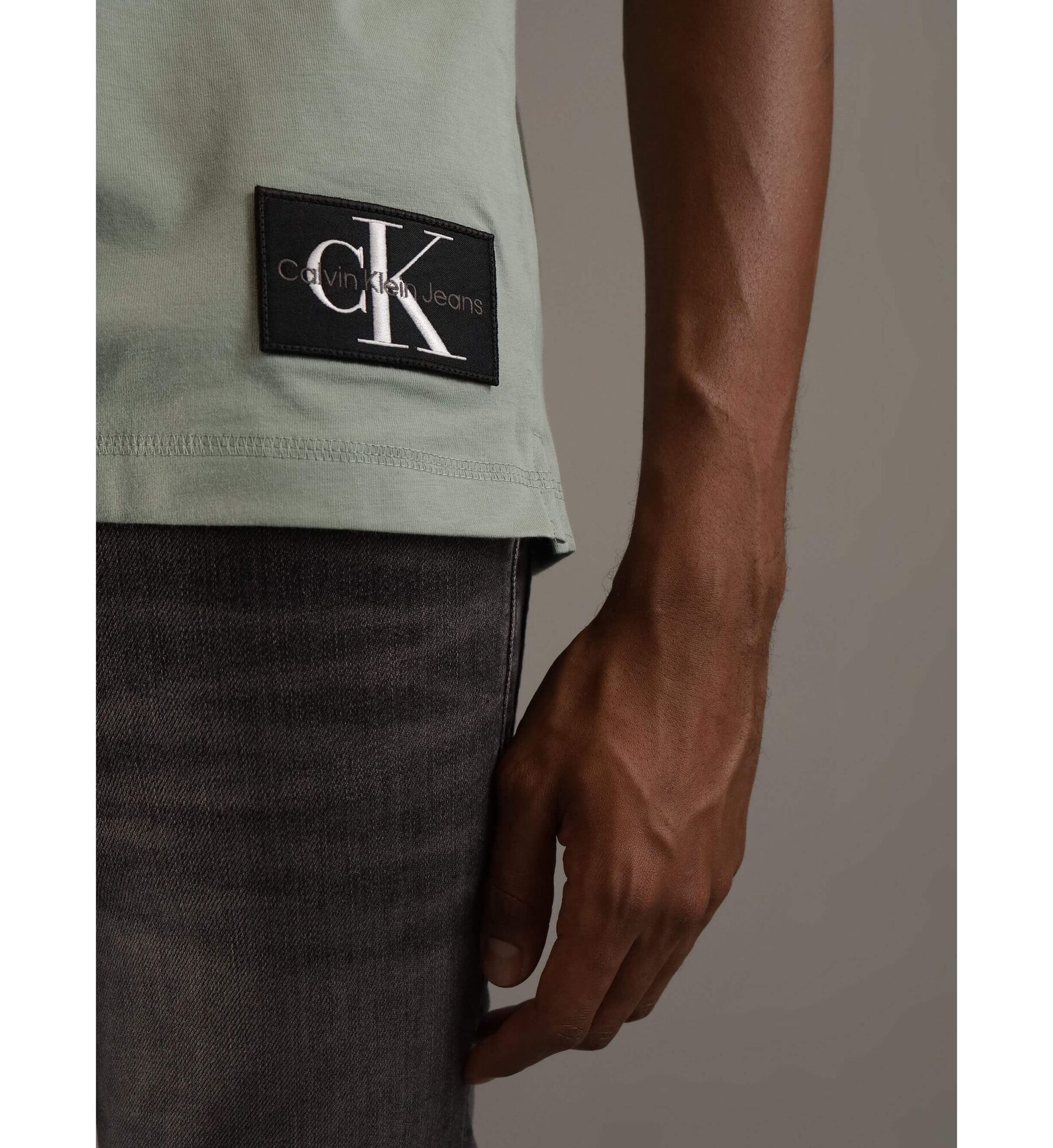 Футболка Calvin Klein Jeans, размер L, серый — фото 1