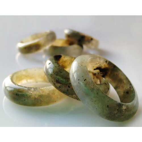 фото Кольцо кольцо из камня лабрадор гладкое цельное, мощный оберег и талисман предвидения, лабрадорит, размер 18.5, серый индия