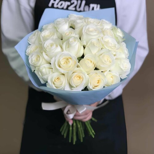 Букет живых цветов из 31 белой розы 40 см в упаковке