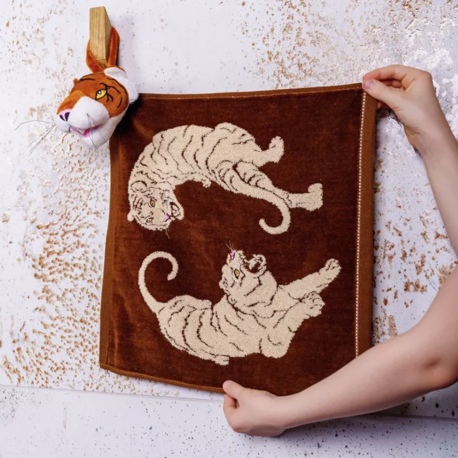 Детское полотенце для рук и лица с игрушкой тигр коричневое